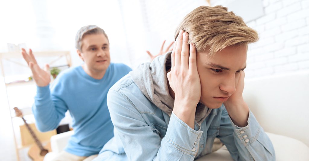 por qué mi hijo adolescente toma malas decisiones