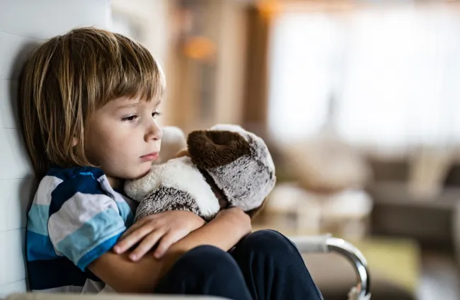 qué hacer si mi hijo tiene problemas para hacer amigos