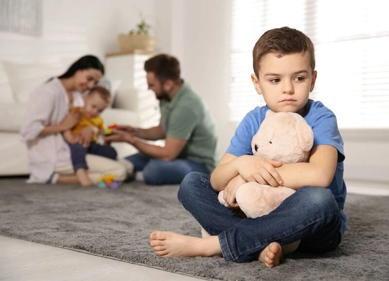 es normal que mi hijo pequeño tenga celos del bebé 2025